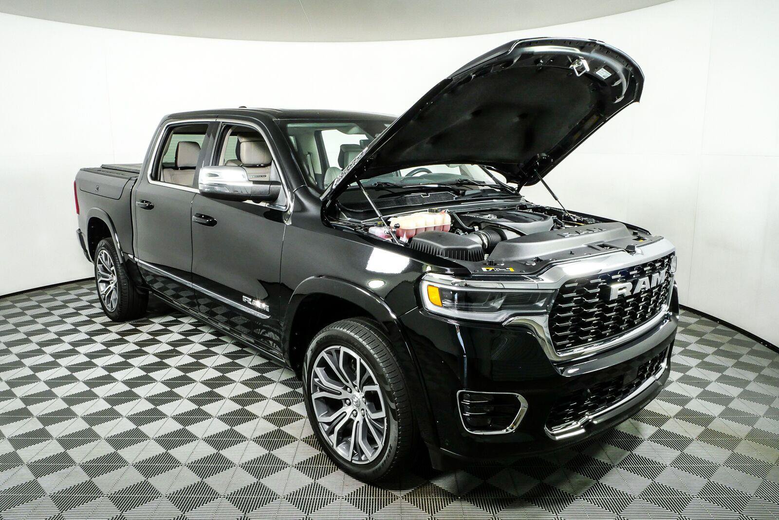 Used 2025 RAM 1500 Tungsten AWD/4WD image 34
