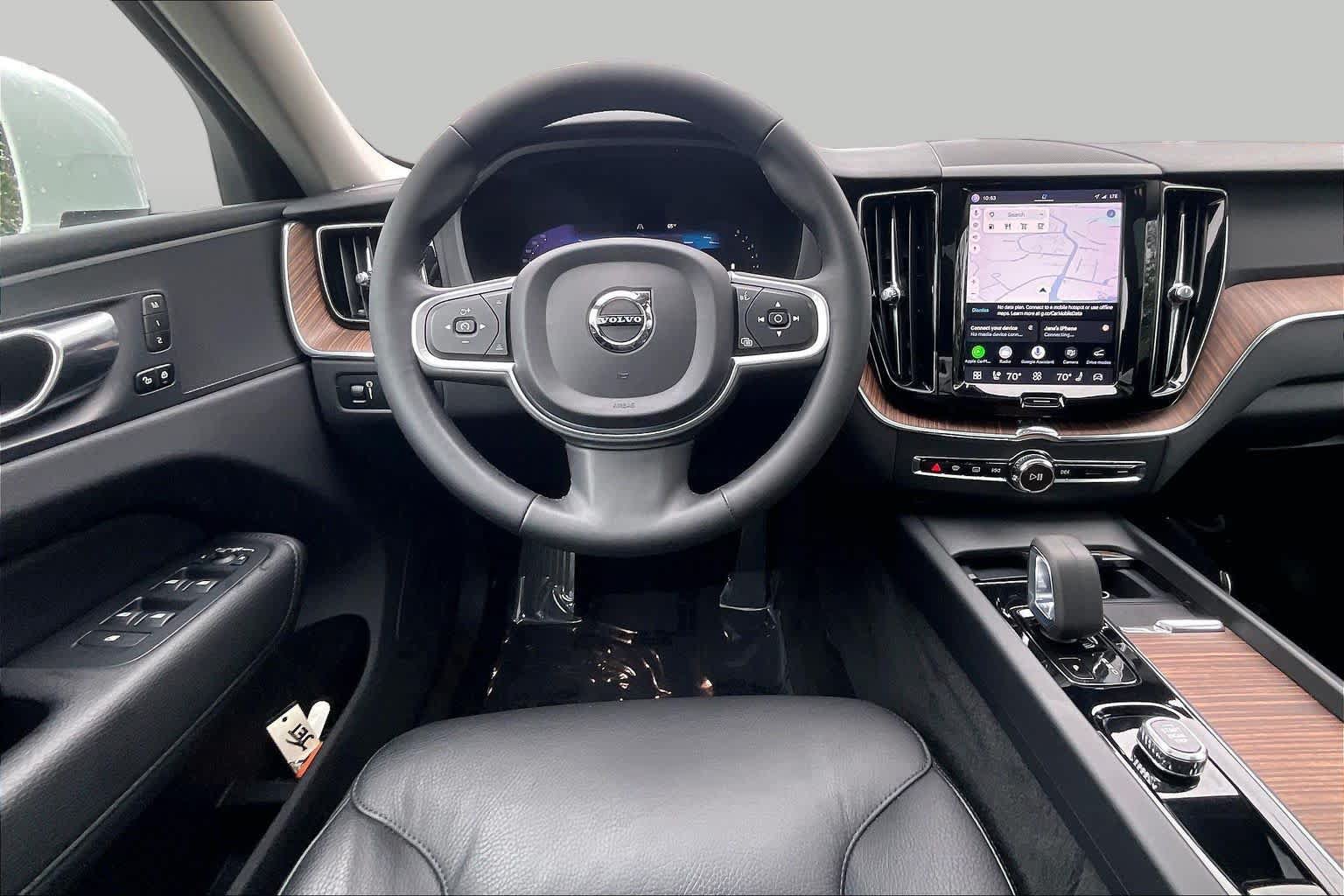 Used 2022 Volvo XC60 B5 Momentum w/ Climate Package AWD/4WD image 5