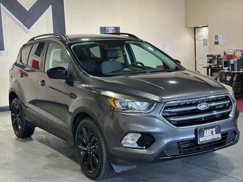 Used 2017 Ford Escape SE w/ SE Sport Appearance Package image 2