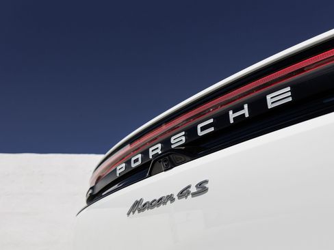 Certified 2025 Porsche Macan 4S Electric AWD/4WD image 13