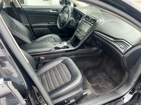 Used 2018 Ford Fusion SE w/ Fusion SE Technology Package FWD image 9
