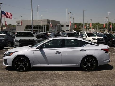 Certified 2023 Nissan Altima 2.5 SR w/ SR Premium Package FWD image 2