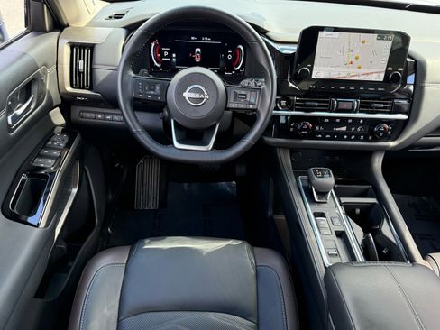 Used 2025 Nissan Pathfinder Platinum image 13