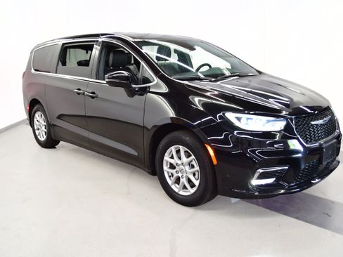 Used 2025 Chrysler Pacifica Select FWD image 2