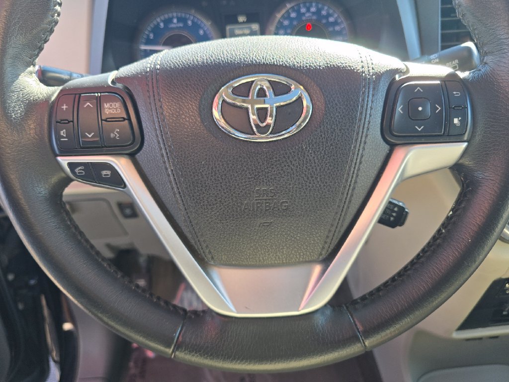 Used 2017 Toyota Sienna XLE Premium AWD/4WD image 35