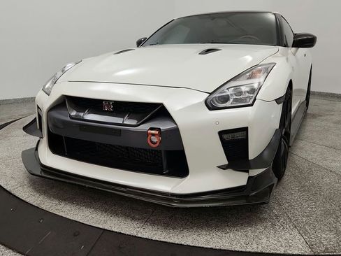 Used 2017 Nissan GT-R Premium w/ Premium Interior Package AWD/4WD image 10