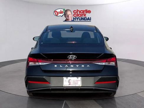 New 2026 Hyundai Elantra SE FWD image 4