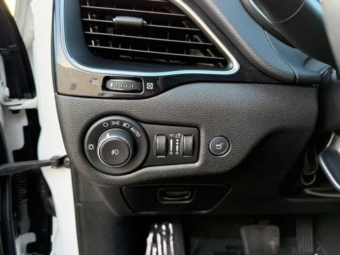 Used 2020 Jeep Cherokee Latitude Plus FWD image 28