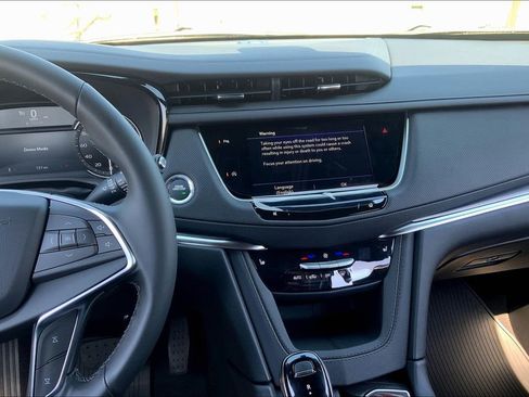 New 2025 Cadillac XT5 Luxury image 8