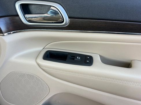 Used 2018 Jeep Grand Cherokee Limited w/ Luxury Group II AWD/4WD image 23