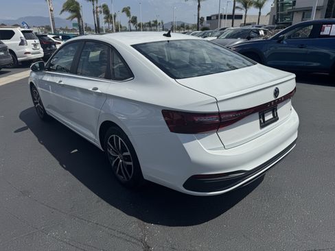 Used 2025 Volkswagen Jetta SE w/ Sunroof Package FWD image 7