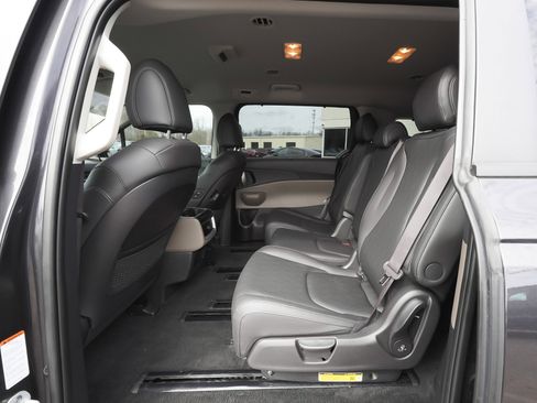 Used 2025 Kia Carnival EX image 32