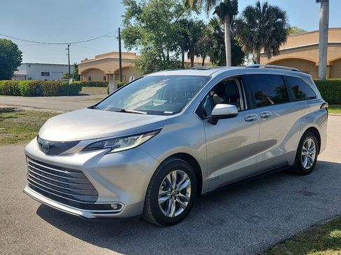 Used 2021 Toyota Sienna Limited FWD image 2