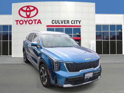 Used 2025 Kia Sorento EX image 1