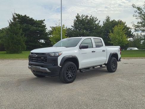 Used 2024 Chevrolet Colorado Trail Boss w/ Advanced Trailering Package AWD/4WD image 1