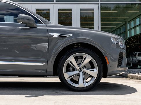 Used 2024 Bentley Bentayga image 6
