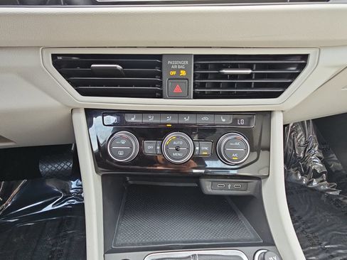 Used 2022 Volkswagen Jetta SE w/ Panoramic Sunroof Package FWD image 22