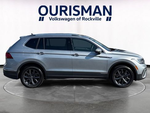 Used 2023 Volkswagen Tiguan SE w/ Panoramic Sunroof Package FWD image 7