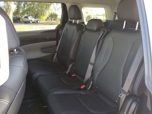 Used 2025 Kia Carnival image 13