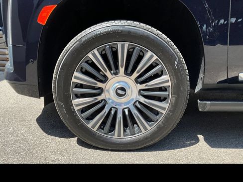 Used 2022 Cadillac Escalade ESV Premium Luxury w/ Performance Package AWD/4WD image 16