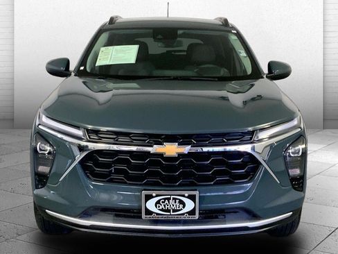Used 2025 Chevrolet Trax LT FWD image 2