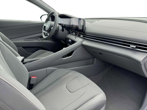 Used 2025 Hyundai Elantra SEL FWD image 15