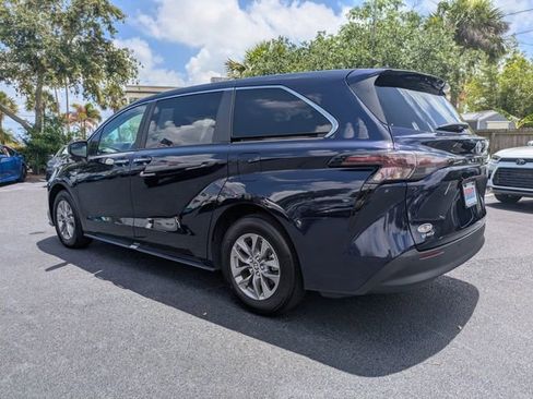 Used 2025 Toyota Sienna XLE FWD image 6