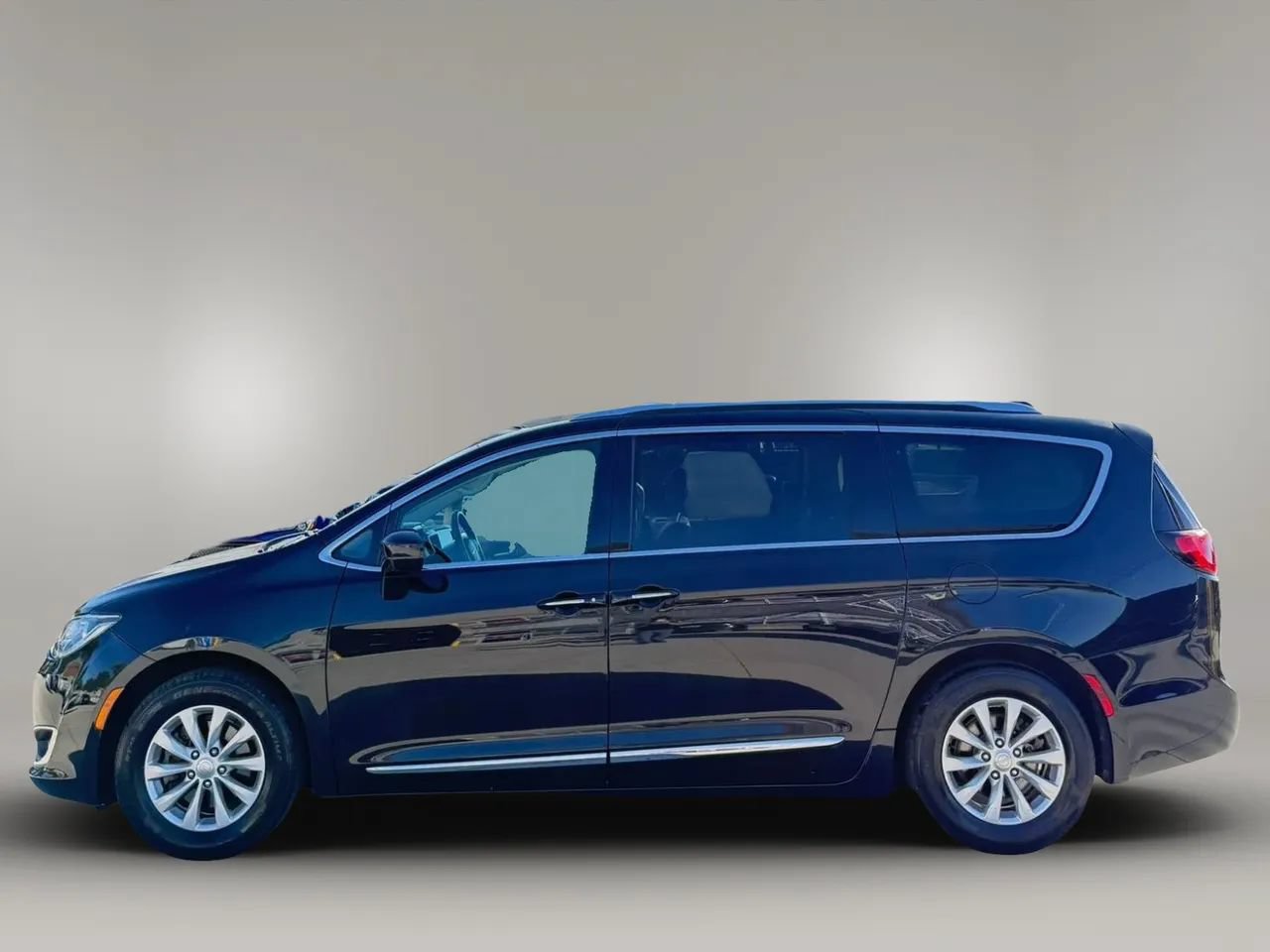 Used 2019 Chrysler Pacifica Touring-L FWD image 8