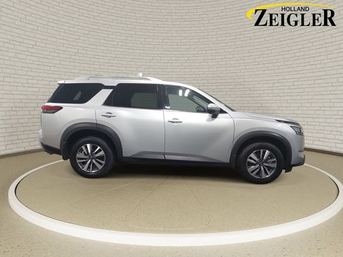 Certified 2024 Nissan Pathfinder SL AWD/4WD image 4