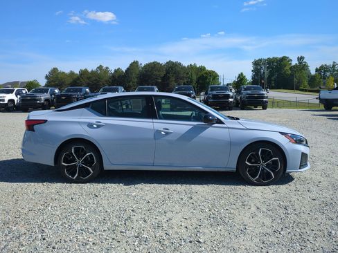 Used 2024 Nissan Altima 2.5 SR FWD image 11