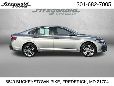 Used 2024 Volkswagen Jetta SE image 3