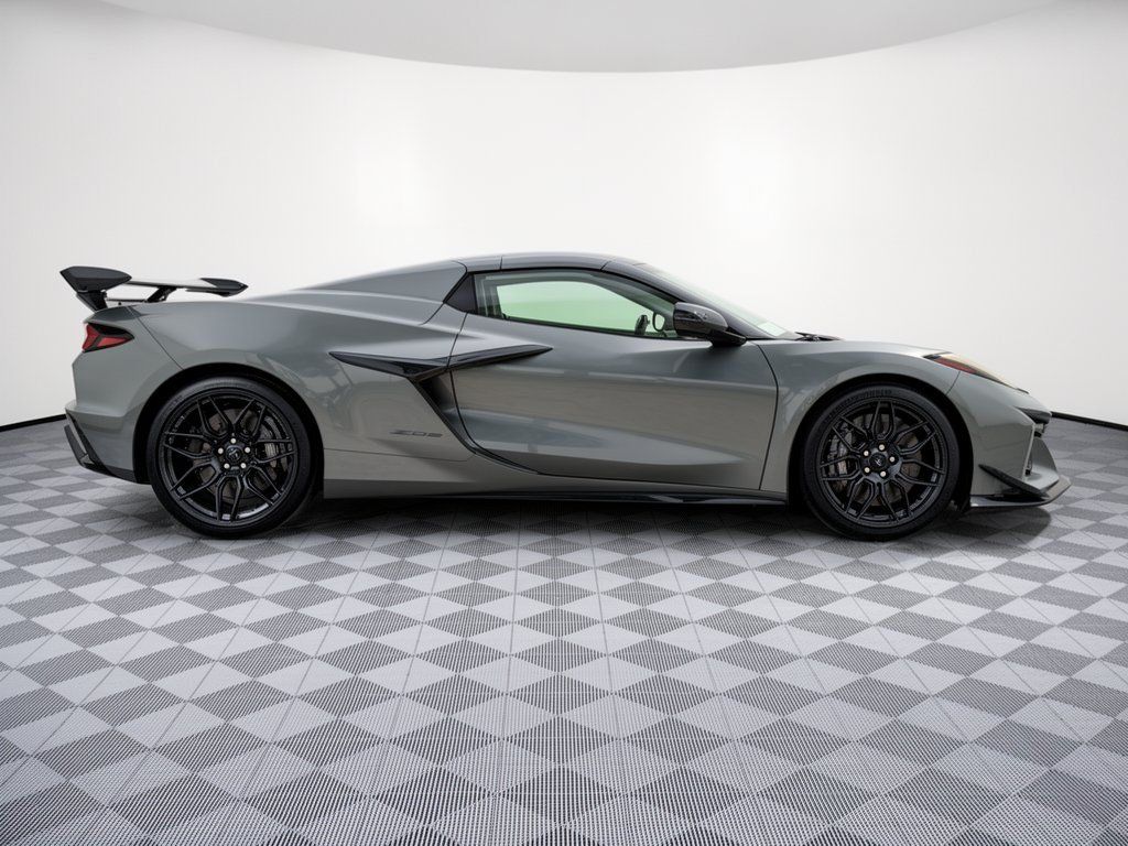 Used 2024 Chevrolet Corvette Z06 w/ Z07 Performance Package RWD image 8