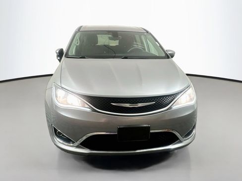 Used 2017 Chrysler Pacifica Touring Plus w/ Tire & Wheel Group FWD image 2