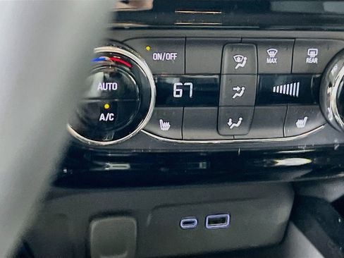 Used 2024 Chevrolet Trax LT w/ Sunroof Package FWD image 19