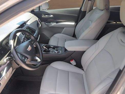 Certified 2023 Cadillac XT4 Luxury w/ Cold Weather Package FWD image 9