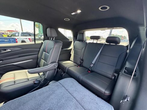 Used 2025 Chevrolet Traverse RS FWD image 13