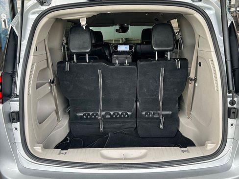Used 2024 Chrysler Pacifica Touring-L FWD image 31