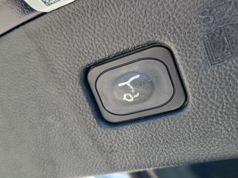 Used 2018 Ford Edge Titanium FWD image 18
