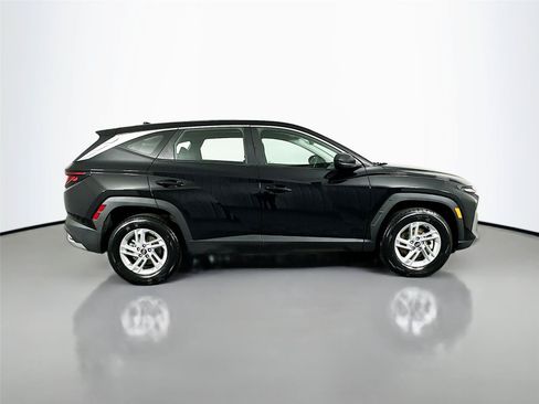 Used 2025 Hyundai Tucson SE AWD/4WD image 16