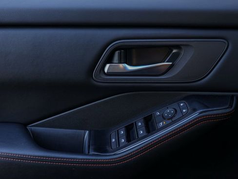 Used 2025 Nissan Rogue SV image 24