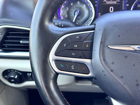 Used 2019 Chrysler Pacifica Touring-L image 22