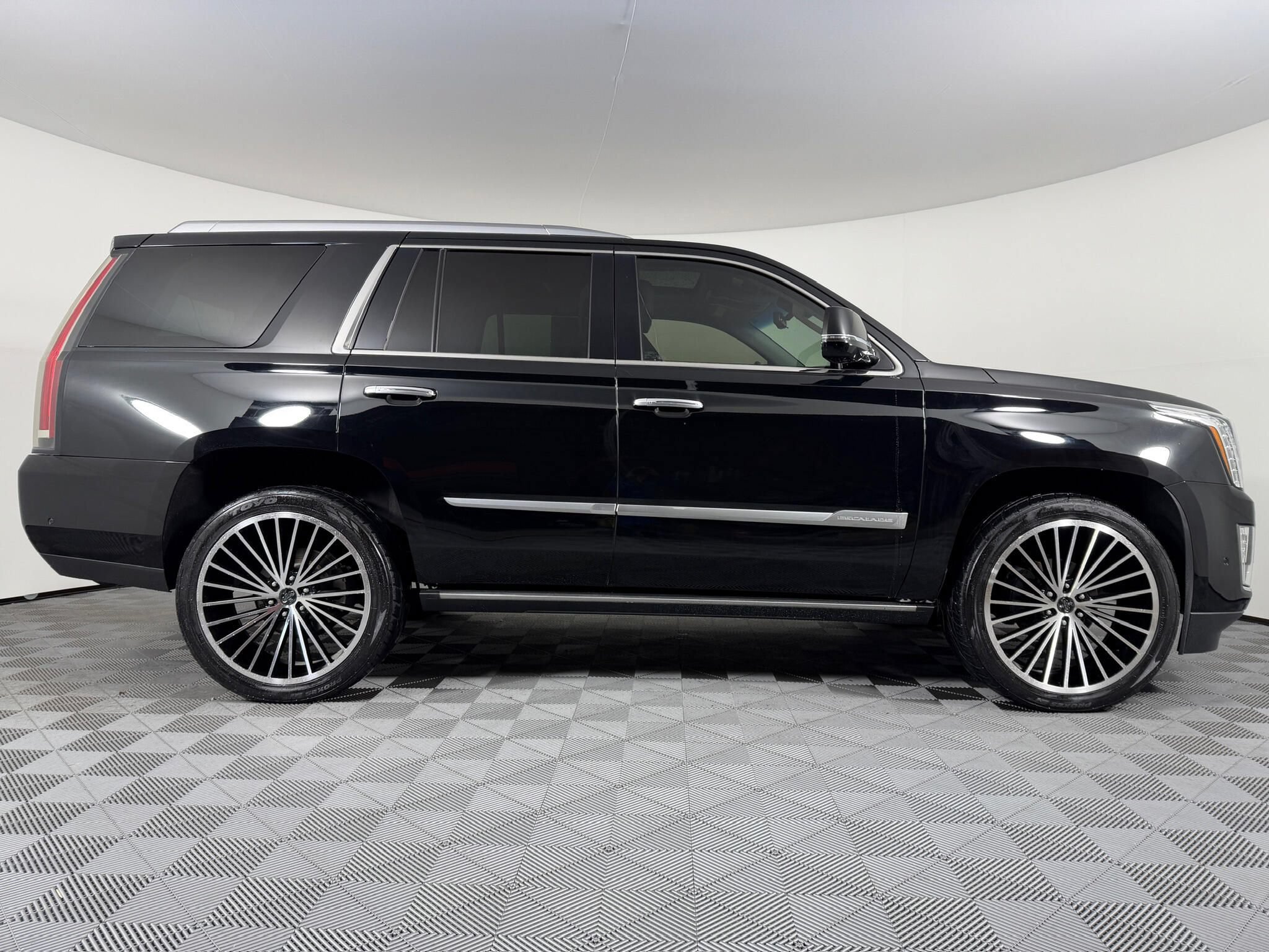 Used 2019 Cadillac Escalade Premium Luxury AWD/4WD image 21