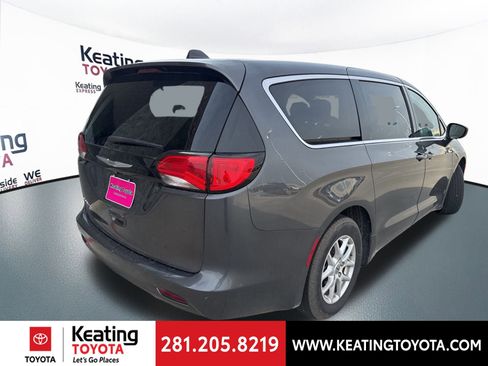 Used 2022 Chrysler Voyager LX image 7