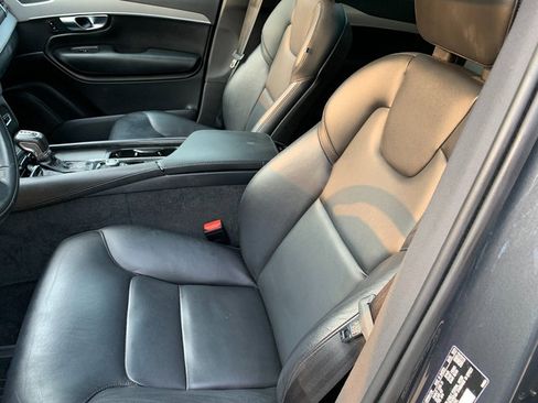 Used 2022 Volvo XC90 T5 Momentum w/ Climate Package AWD/4WD image 16