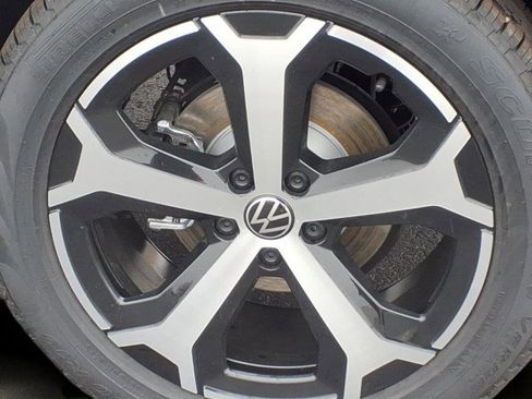 New 2026 Volkswagen Tiguan SE image 2