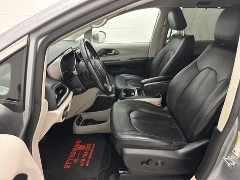 Used 2020 Chrysler Pacifica Touring-L FWD image 19