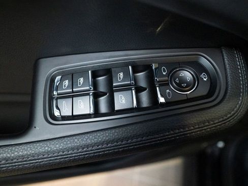 Certified 2022 Porsche Macan image 18