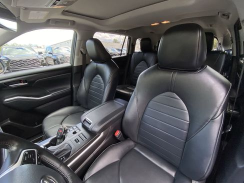 Used 2023 Toyota Highlander XLE AWD/4WD image 21