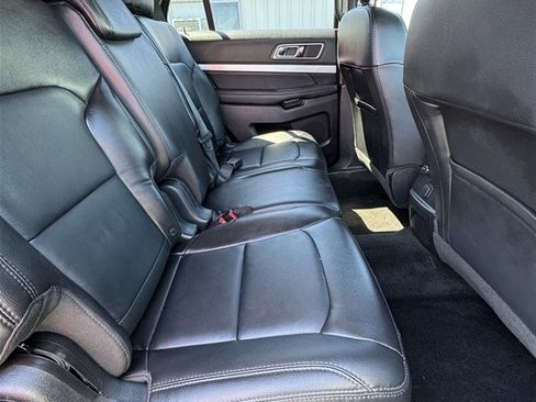 Used 2017 Ford Explorer XLT w/ Equipment Group 202A AWD/4WD image 13