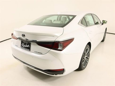New 2025 Lexus ES 300h 300h image 4